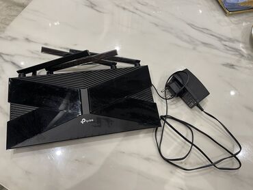 Modemlər və şəbəkə avadanlıqları: TP-Link şirkətinin qara rəngli routeri. Evdə və ya ofisdə internetə