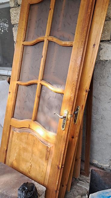 isiq matoru: Təbii ağac materialdan hazırlanmış otaq qapısı və qapı çərçivəsi — 1