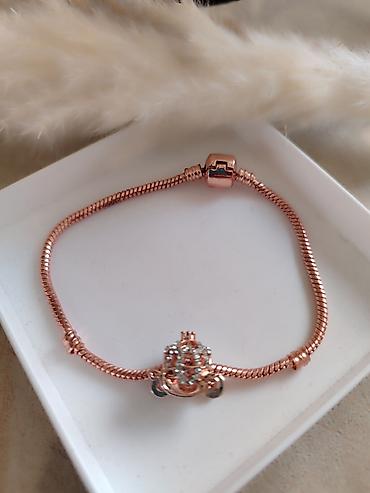van cleef narukvice: Narukvica u rose gold boji sa priveskom - Elegantna narukvica u — 3