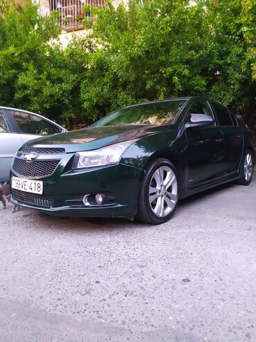 Tünd yaşıl rəngli Chevrolet Cruze avtomobili, dörd qapılı sedan kuzov