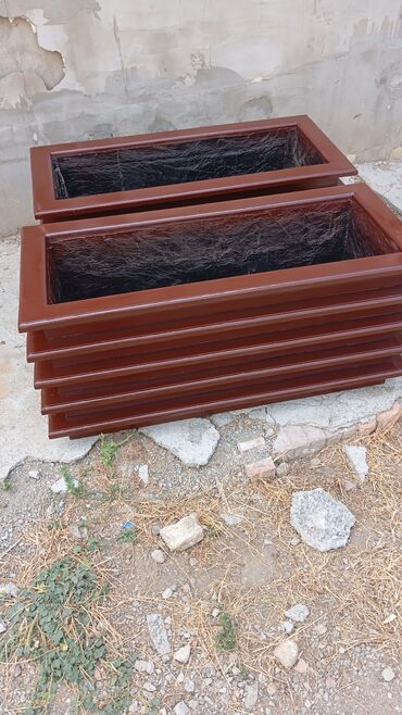 Bitkilər üçün dibçəklər: Gül qabları taxtda — 3