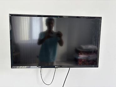 Телевизор LG, диагональ около 32–37" (по габаритам на стене). Плоская