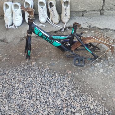 Kasalar: Uşaqlar üçün "Ural Kids" markalı velosiped çərçivəsi. Qara rəngdə