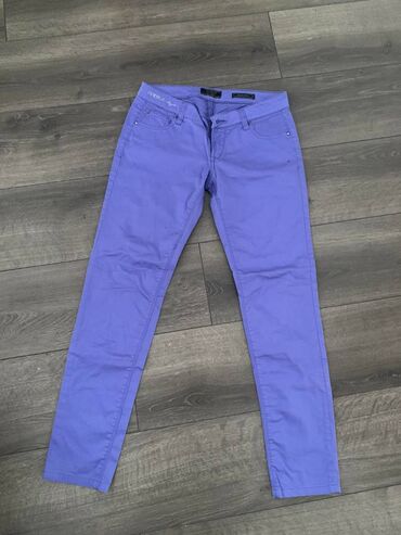 guess 37: Original GUESS pantalone boje lavande. Etiketa sa veličinom je