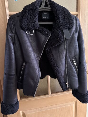 дубленка: Женская куртка Bershka, XS (EU 34), цвет - Черный