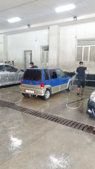 крыло ист: Автомобиль Daewoo Tico синего цвета с бежевыми бамперами и молдингами