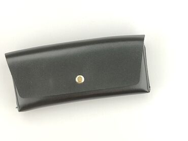 Oryginalne etui na okulary przeciwsłoneczne w kolorze czarnym. Solidne