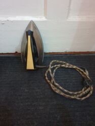 напольные весы токмок: Продам Утюг 1,000 сом ( оплата наличными)