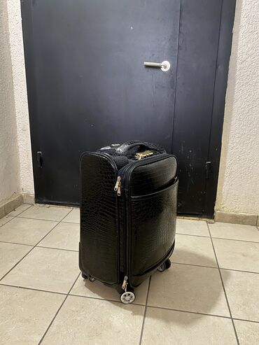 черная сумка: Чемодан среднего размера
Новый чемодан 
без кодового замка