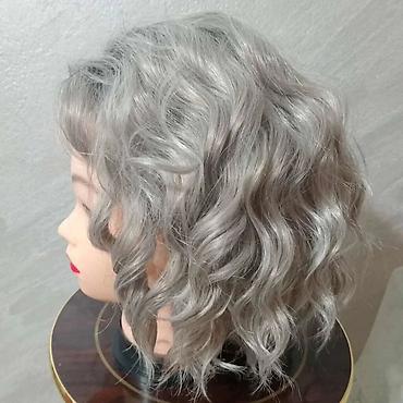 binarni sat: Kratka talasasta perika – tamno siva, dužina kose 25,4 cm - Stil — 3