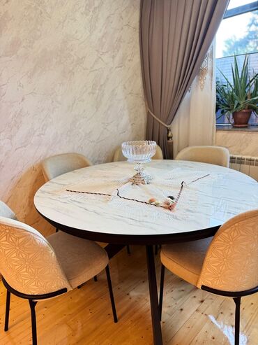 Sifarişlə dolablar: Qonaq otağı üçün, İşlənmiş, Açılan, Yumru masa, 6 stul