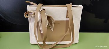 бежевая сумка: Очень красивая и удобная кожанная женская сумка, качество материала