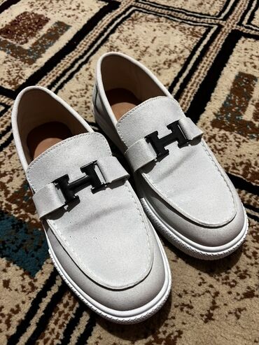 день и ночь: Пара светло-серых лоферов от Hermes с отделкой из искусственной замши