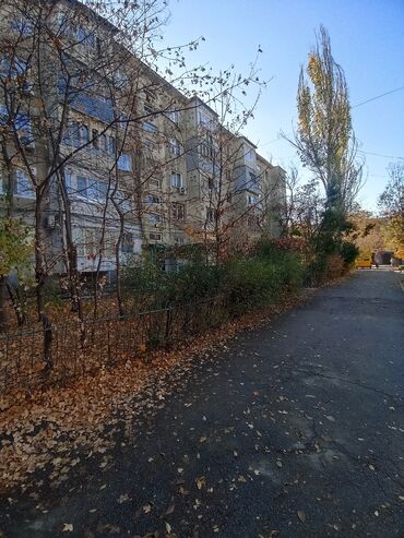 сдаю квартиру 5 микрорайон: 1 комната, 32 м², 104 серия, 1 этаж, Старый ремонт