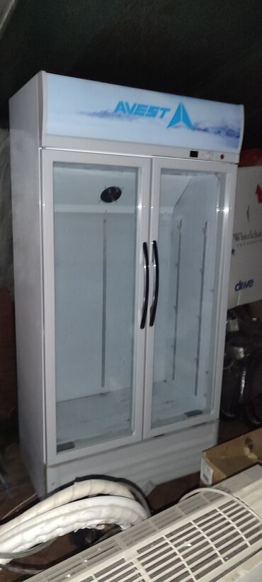 Холодильные витрины: Двухдверный холодильник, состояние отличное, пользовались 1 год