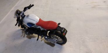 Ostali predmeti za umetnost i kolekcionarstvo: Motori 1:18,ocuvani cena za kom — 5