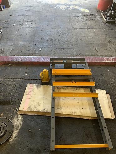 termo press: Sənaye tipli hidravlik press çərçivəsi və dayaqları - Üst hissədə “12 — 3