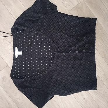 bodi kosulja: H&M ženska bluza/majica kratkih rukava u crnoj boji. - Model — 1