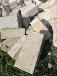 ikinci əl pəncərə: Daş. Kubik. 400 ədəd olar. Söküntüdü. Daşlar yaxşı vəziyyətdədir