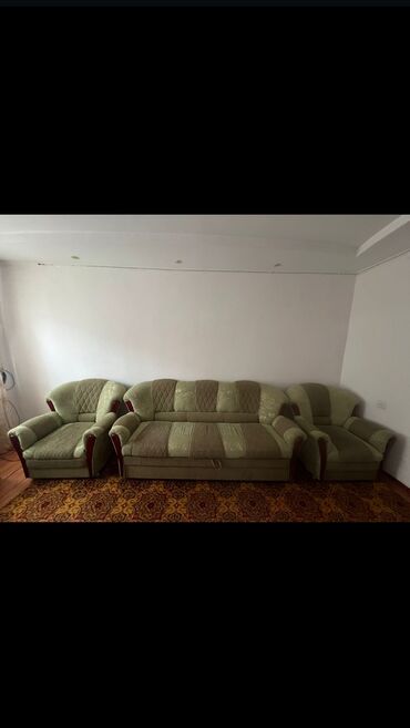 работа по мягкой мебели: Диван-кровать, цвет - Зеленый, Б/у