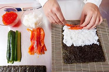 Требуется Повар : Сушист, Японская кухня, 1-2 года опыта at lalafo.kg Требуется Повар : Сушист, Японская кухня, 1-2 года опыта