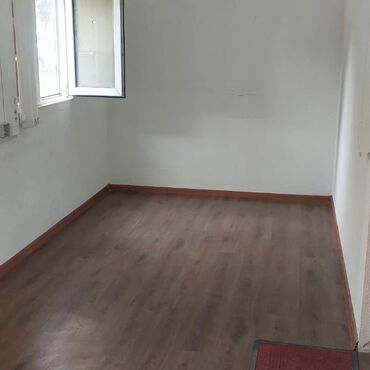 Çəngəllər: Ağ rəngli, tək otaqlı, pəncərəsi və taxta qapısı olan metal konteyner