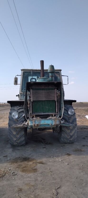 traktor altlıqlı ağ bosonojkalar: Kənd təsərrüfatı işləri üçün nəzərdə tutulmuş bu traktor, geniş