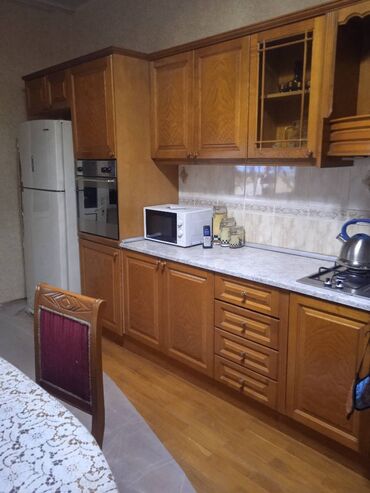 Mətbəx mebeli: Təmiz taxta, uzunluğu 7 metrədən artıq, eni 60 sm (hündürlüyü 90 sm 2 — 3