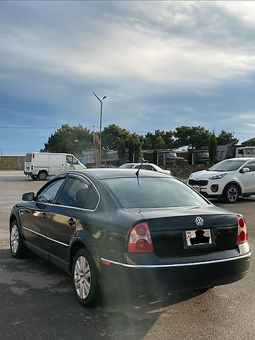 Volkswagen Passat sedan - Korpus: qara rəngli, 4 qapılı sedan, arxa