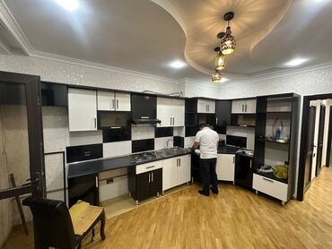 metbex stolu islenmis: *ZB* *MƏTBƏX MEBELİ* Qiymət *550 AZN* ölçü *6 metrə yaxın* üzerinde