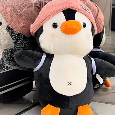 навесные игрушки на кроватку: 🧸 Пингвинчик-джентльмен в розовой шапочке уже ждёт объятий! 🐧💕 Мягкий