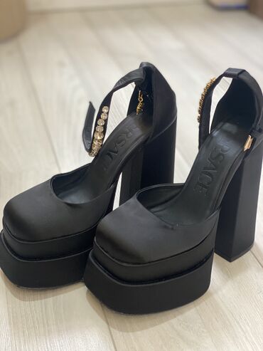 версаче: Туфли Versace, 37, цвет - Черный