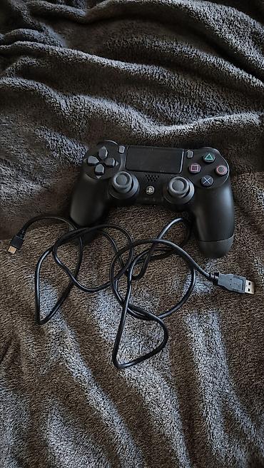 ps4 usb kabel original: PlayStation üçün qara rəngli oyun pultu təqdim olunur. Şəkildə pultla — 1