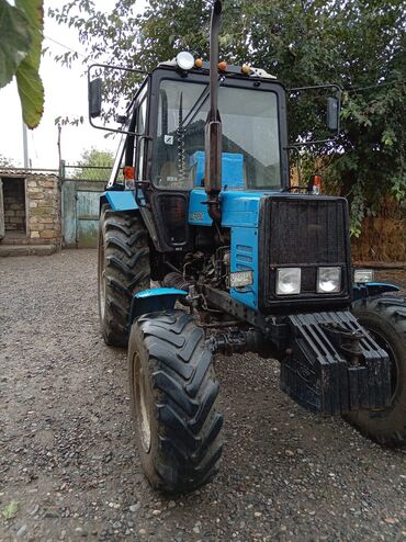 Сковородки: Minsk MTZ “Belarus” seriyasından mavi rəngli təkərli traktor. Texniki