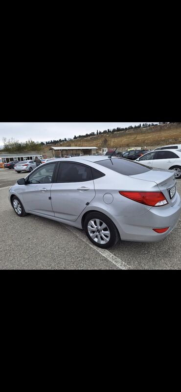 Hyundai: Hyundai Accent sedan - Gümüş rəng, 4 qapı - Benzin, “4Dİ” emblemi — 4