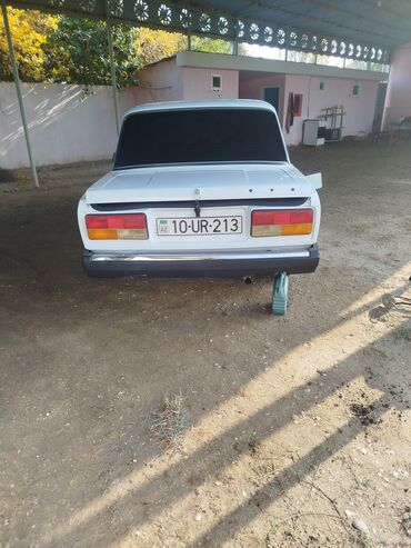 VAZ (LADA): VAZ 2107 sedan, ağ rəng. Klassik kuzov dizaynı, xrom ön barmaqlıq və — 5