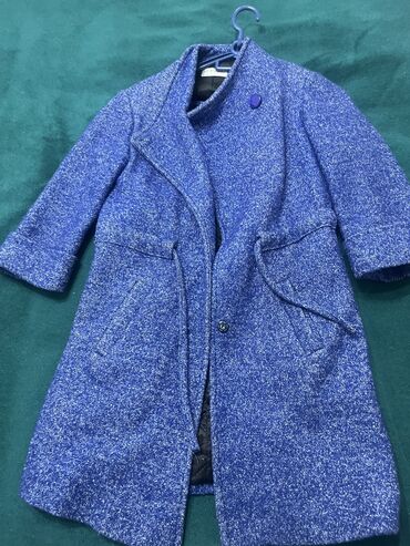 zhenskie klassicheskie palto: Пальто S (EU 36), цвет - Голубой