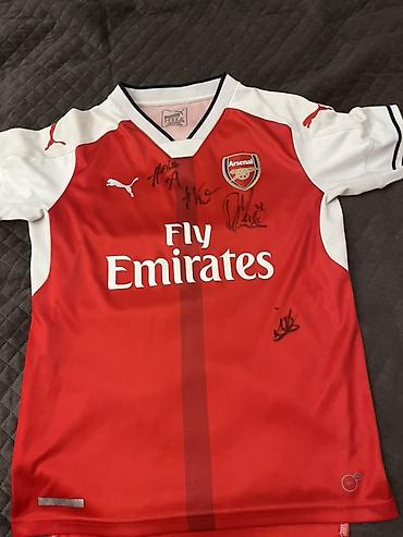 Arsenal futbol klubunun rəsmi Puma forması - Rəng: qırmızı-ağ, ön