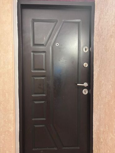 Furnitura və aksessuarlar: Seyf qapi. 150azn. yaxsi veziyyetde. ölçü standart. Ünvan sebail