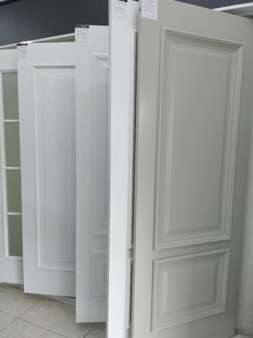 mdf material satisi: Ağ rəngli qapı modelləri müxtəlif interyerlər üçün uyğundur. Bəzi