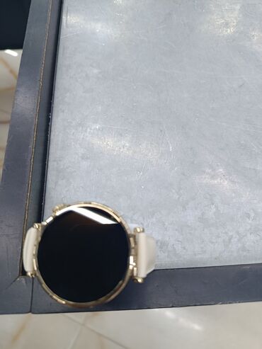 blincik bisiren aparat: Qızılı rəngdə korpusa və açıq krem rəngli qayışa malik dairəvi ağıllı