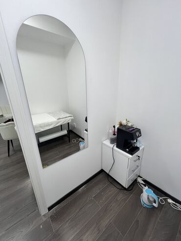 Другое оборудование для салонов красоты: Маникюрный стол Полки под лаки Лабораторный шкаф Шкаф под сухожар — 51