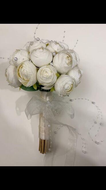 женские кеды на липучках: Ağ gül kompozisiyalı gəlin buketi - Klassik ağ ranunkulus/peoni