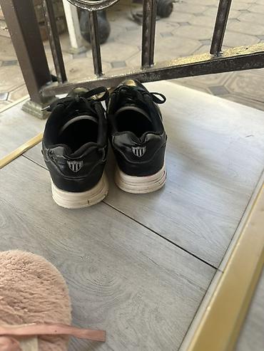 Мужские кроссовки, 41, Adidas, Б/у, цвет - Черный, Самовывоз, Платная доставка at lalafo.kg Мужские кроссовки, 41, Adidas, Б/у, цвет - Черный, Самовывоз, Платная доставка