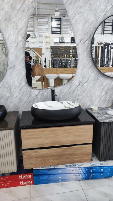 hamam kuncluyu: Bu, müasir hamam otaqları üçün nəzərdə tutulmuş, qara rəngli səthə