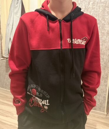 Toy paltarları və aksesuarları: Zara walvar yenidi 35 m 
Jiketka qalindi M olcuye coton 20 m