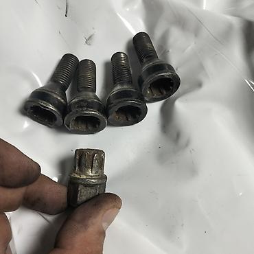 velosiped diskleri: Salam Sekeret teker boltudu 4 ededdi her tekere biri ogurlanmasin deye — 2