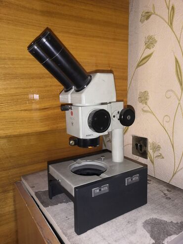 Медицинское оборудование: Бинокулярный микроскоп Leica с регулируемыми окулярами и предметным