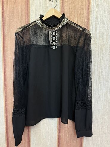klassik koynekler: Qara şifon və krujeva detallı qadın bluzası - Rəng: qara - Parça