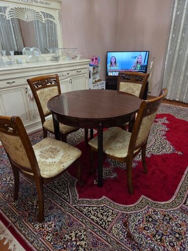 Divan və kreslo dəstləri: Qonaq otağı üçün, İşlənmiş, Açılmayan, Yumru masa, 6 stul